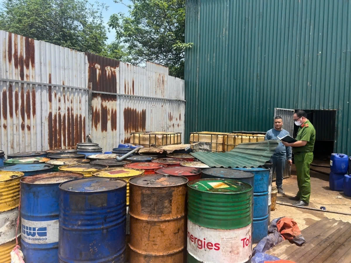 Tin nóng tổng hợp: Triệt phá cơ sở xả hàng tấn bã dầu độc hại ra môi trường